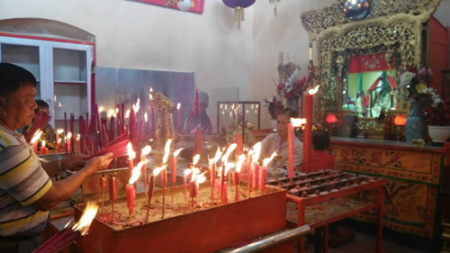 民眾焚香祭拜關帝 民眾焚香祭拜關帝