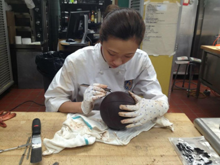 阿曼達(dá)在雕刻一個巧克力球。(美國《僑報》) 