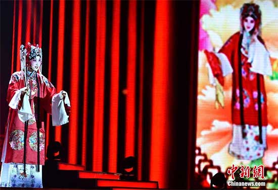 7月31日，由中國國務院僑辦主辦，北京市僑辦承辦的2016年海外華裔青少年“中國尋根之旅”夏令營北京集結營巡演活動在國家會議中心精彩上演。圖為京劇表演《鎖麟囊》。 <a target='_blank' >中新社</a>記者 張勤 攝