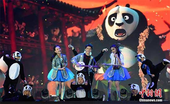 7月31日，由中國國務院僑辦主辦，北京市僑辦承辦的2016年海外華裔青少年“中國尋根之旅”夏令營北京集結營巡演活動在國家會議中心精彩上演。 <a target='_blank' >中新社</a>記者 張勤 攝