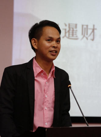 來自印尼的優(yōu)秀學(xué)生代表張暹財同學(xué)發(fā)言，感謝學(xué)校的培育之恩。