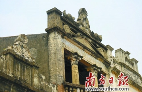  梅家大院里西洋建筑風格的老騎樓結構基本完好，電影《讓子彈飛》在此取景。