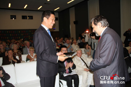 出版社社長(zhǎng)烏利茨基向徐堅(jiān)大使贈(zèng)送畫