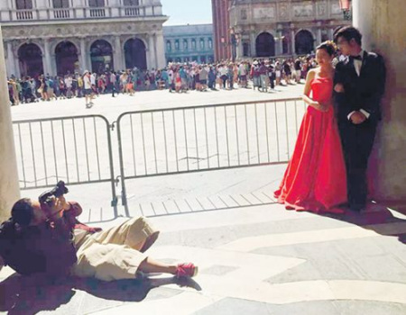 圖為Sofia Lu為新人拍照。（法國歐洲時報網(wǎng) 受訪者供圖）