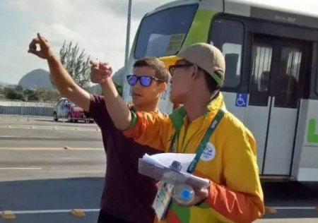 圖為來自陜西、仍在上海外國(guó)語學(xué)院讀書的志愿者陳光磊 (記者/楊士龍攝)