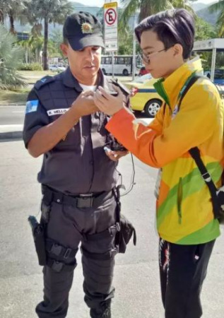 　圖為家在寧波的王家琦，目前正在美國(guó)霍普金斯大學(xué)讀研究生 (記者 楊士龍/攝)