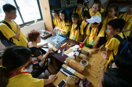 在常州留青竹刻博物館， 孩子們?nèi)滩蛔⊥Ｏ铝四_步，看得十分專(zhuān)注。