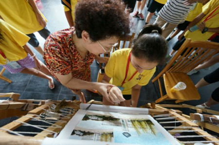 在常州亂針繡博物館，絢麗的亂針繡作品叫他們看得如癡如醉，自己也動(dòng)起手“小試牛刀”。