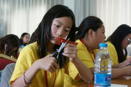 最后一天的早上，孩子們?cè)谖溥M(jìn)黨校上了室內(nèi)的剪紙課、書(shū)法課等。每一個(gè)孩子都做得認(rèn)真仔細(xì)。 在閉營(yíng)式上，來(lái)自加拿大的胡瑞恩代表全體營(yíng)員發(fā)言說(shuō)：“這次夏令營(yíng)會(huì)成為我們終生