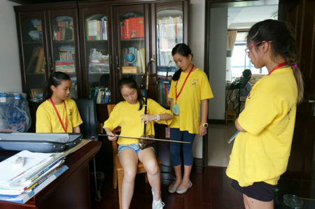 孩子們到志愿者家庭體驗(yàn)常州日常生活。每一個(gè)家庭都做了充足準(zhǔn)備，盡可能讓他們體會(huì)到不同的中國(guó)或者常州文化。志愿者張亦弛就表演起了自己拿手的二胡。