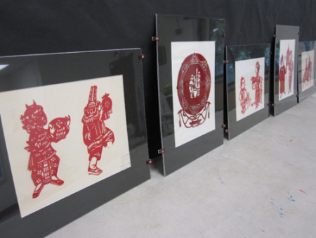 剪紙大師張有為剪紙作品，蘊(yùn)藏豐富人生故事。（美國(guó)《世界日?qǐng)?bào)》/張慧嬋 攝）