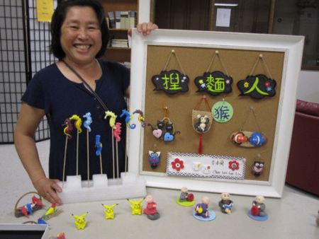 李春蘭拿手絕活捏面人。（美國(guó)《世界日?qǐng)?bào)》/張慧嬋 攝）