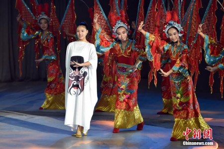 選手們在頒獎晚會現(xiàn)場演出。 <a target='_blank'  >中新網(wǎng)</a>記者 金碩 攝