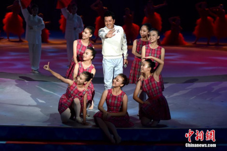 蔡國(guó)慶在頒獎(jiǎng)晚會(huì)獻(xiàn)唱。 <a target='_blank'  >中新網(wǎng)</a>記者 金碩 攝