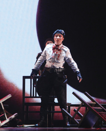 寇流蘭大將軍(茅威濤飾演)倒下瞬間 寇流蘭大將軍(茅威濤飾演)倒下瞬間