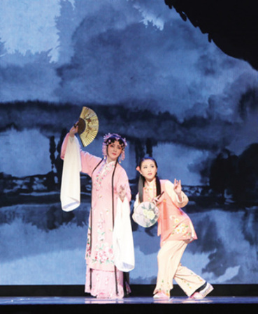 杜麗娘(章立清飾演)與丫鬟在梅園 杜麗娘(章立清飾演)與丫鬟在梅園