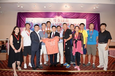 薛冰為冠軍隊(duì)頒獎(jiǎng) 薛冰為冠軍隊(duì)頒獎(jiǎng)