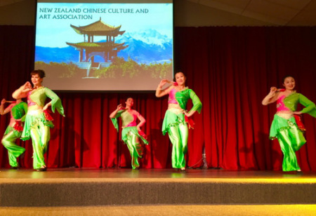 文化中心舞蹈學(xué)員表演云南花燈舞