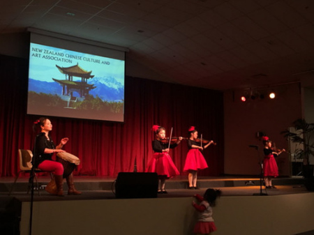 中國文化單元之琴鼓和鳴《賽馬》。（張健勇 攝）