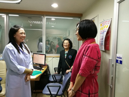 與華僑醫(yī)院泰國籍中醫(yī)友好交流 與華僑醫(yī)院泰國籍中醫(yī)友好交流