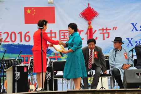 李薇主任向蒙古國文聯(lián)主席頒發(fā)獎狀