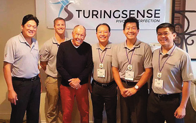 圖為何利民(右三)與他的創(chuàng)業(yè)團(tuán)隊(duì)。 照片由何利民提供