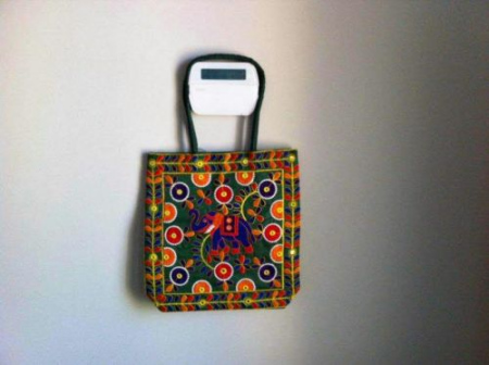 印度裔友人贈(zèng)送具有印度民族特色的挎包。（美國《僑報(bào)》資料圖）