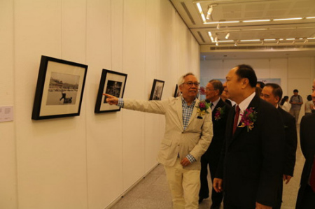 劉香成帶泰國嘉賓參觀展覽 劉香成帶泰國嘉賓參觀展覽