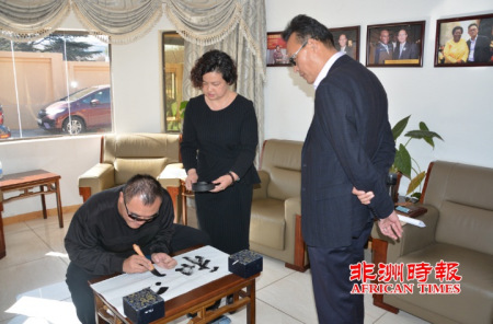 曹晟康用“心”書寫“和平”二字 曹晟康用“心”書寫“和平”二字