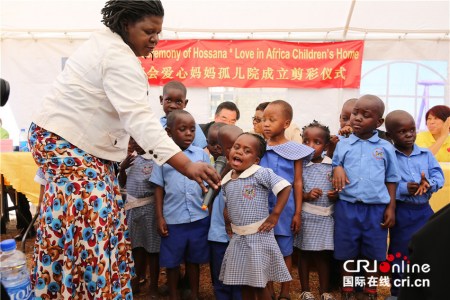 孤兒院的孩子表演節(jié)目 劉暢攝 孤兒院的孩子表演節(jié)目 劉暢攝