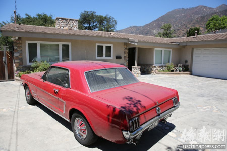 停在帕沙迪納王寶強(qiáng)與馬蓉的宅邸前的一部老爺車。（美國《僑報(bào)》/邱晨 攝）