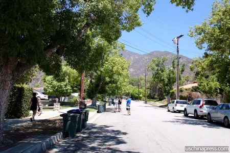 各媒體記者一波波到王寶強(qiáng)與馬蓉的宅邸前采訪、拍照。（美國《僑報(bào)》/邱晨 攝）