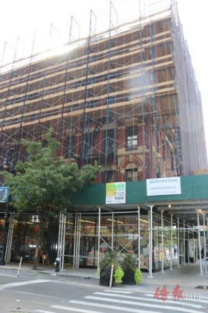 移民公寓博物館的路牌立在街邊。（美國(guó)《僑報(bào)》/黃千 攝）