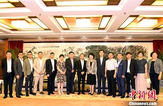 8月15日，中國國務(wù)院僑辦主任裘援平在北京會見法國中法友誼互助協(xié)會一行。 <a target='_blank' >中新社</a>記者 張勤 攝