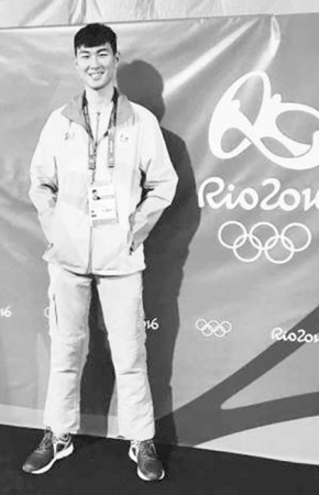 李昱煊在場(chǎng)館內(nèi)拍照留念。 本報(bào)記者 侯露露攝 