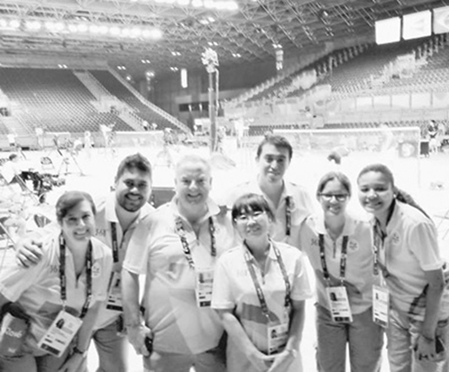 喬建珍(中)與志愿者伙伴。 喬建珍供圖 