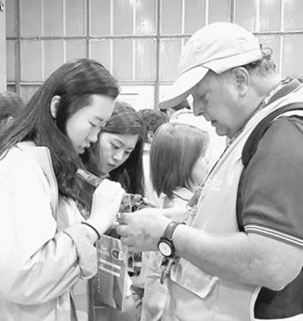 王騫(左一)為觀眾服務(wù)。 本報(bào)記者 王海林?jǐn)z 