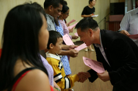 松雁群為小朋友頒發(fā)獎(jiǎng)金 松雁群為小朋友頒發(fā)獎(jiǎng)金