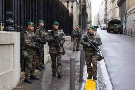 巴黎恐怖襲擊后，外籍兵團成員在巴黎大街上真槍實彈巡邏。