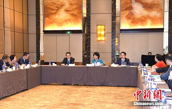 8月16日，中國國務(wù)院僑辦主任裘援平、副主任譚天星在北京會見澳門僑界代表人士訪問團(tuán)一行，并與澳門僑界代表人士舉行座談。 <a target='_blank' >中新社</a>記者 張勤 攝