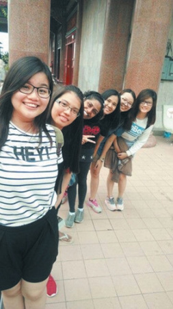 畢葳娜( 左3)在大學(xué)結(jié)交了一群華裔朋友，常與他們一同出門游玩。(馬來西亞《東方日?qǐng)?bào)》)