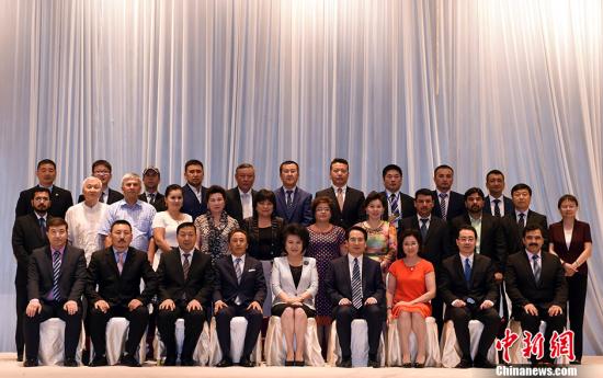 8月17日，中國國務(wù)院僑辦主任裘援平、副主任譚天星在北京出席“第42期華僑華人社團(tuán)負(fù)責(zé)人研習(xí)班”結(jié)業(yè)式并為學(xué)員頒發(fā)結(jié)業(yè)證書。 <a target='_blank' >中新社</a>記者 張勤 攝