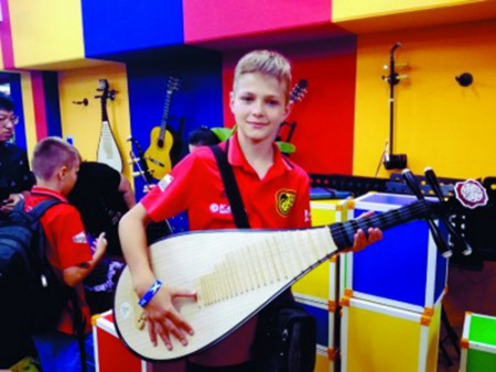 艾瑞克體驗(yàn)“中國(guó)吉他”(攝影記者 沈生) 艾瑞克體驗(yàn)“中國(guó)吉他”(攝影記者 沈生)