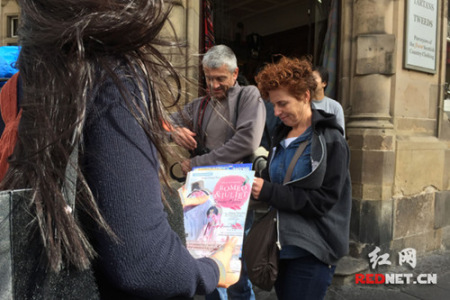 英國觀眾在劇場外靜心等候，作為中國文化瑰寶之一的昆劇，讓他們非常向往。（《紅網(wǎng)》資料圖）