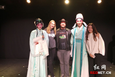 演出結(jié)束后，英國觀眾們紛紛登臺，請求與主演合影。（《紅網(wǎng)》資料圖）