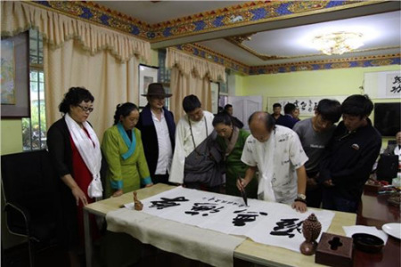 書法家田野在西藏現(xiàn)場創(chuàng)作