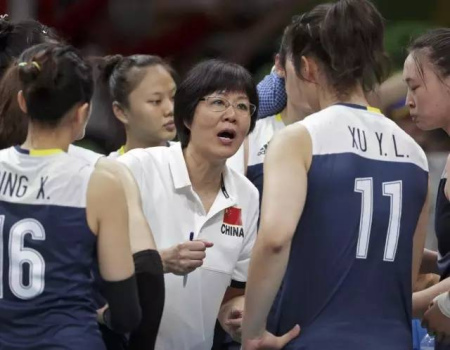 圖為與荷蘭的對決中，郎平在場邊指揮