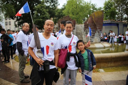 華人攜家人一起游行。（法國(guó)《歐洲時(shí)報(bào)》/黃冠杰 攝）