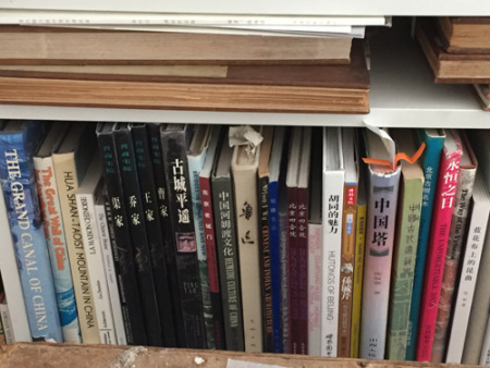 林西莉家中隨處可見(jiàn)中國(guó)的藝術(shù)品和中文書(shū)籍。