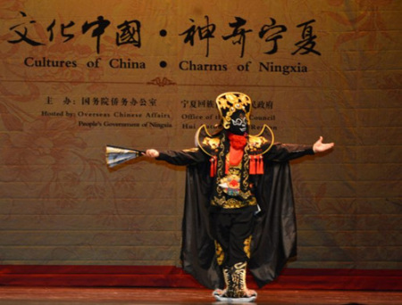 馬斌《變臉》，精湛的技藝令現(xiàn)場的觀眾拍案叫絕。